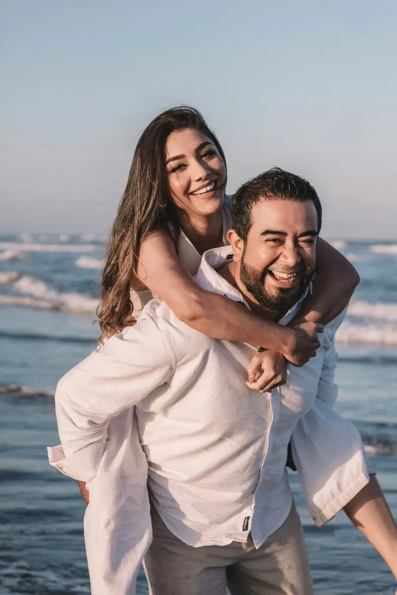 Happy couple on beach — Arcae digital legacy